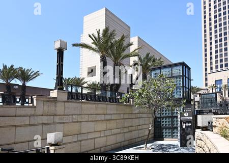 LOS ANGELES, KALIFORNIEN - 30. JULI 2025: Patsaouras Transit Plaza an der Union Station in Downtown LA. Stockfoto
