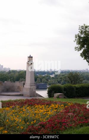 Malerischer Blick auf die Stadt mit Blumen und Fluss, von der Kalemegdan-Festung in Belgrad, Serbien Stockfoto