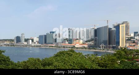 Panorama von Baia de Luanda - modernes Stadtzentrum von Luanda Stockfoto