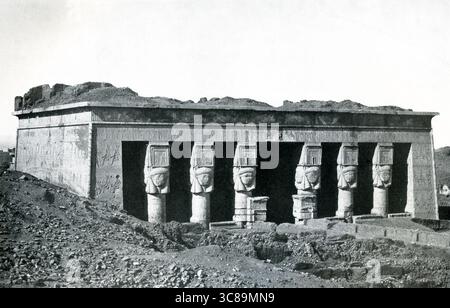 Der Dendera Temple Complex befindet sich etwa 2,5 Kilometer südöstlich von Dendera, Ägypten. Es ist einer der am besten erhaltenen Tempelkomplexe des alten Ägypten. Sie ist der Kuhgöttin Hathor gewidmet, einer der wichtigsten Göttinnen des alten Ägypten. Die Kuhgöttin war diejenige, die Fruchtbarkeit, Geburt, Mutterschaft repräsentierte, und diejenige, die die Kranken kamen, um Heilung zu bitten. Der Dendera-Tempel wurde in griechisch-römischer Zeit zwischen 30 v. Chr. und 14 n. Chr. erbaut. Stockfoto