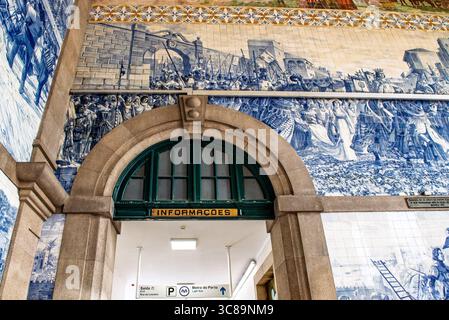 Innenraum des Bahnhofs São Bento in Porto, Portugal mit Wandmalereien aus historischen Azulejo-Fliesen Stockfoto