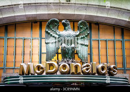 Bronze-Adler-Skulptur über McDonald’s Signage, Imperial Branch, Praca da Liberdade 126, 4000-322 Porto, Portugal Stockfoto