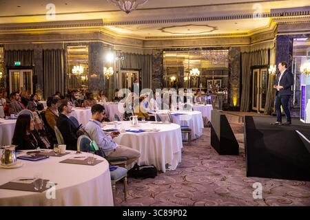 Konferenzteilnehmer sitzen an Tischen Stockfoto