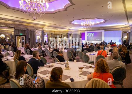 Konferenzteilnehmer sitzen an Tischen Stockfoto