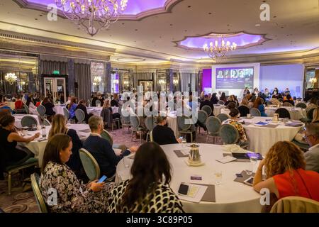 Konferenzteilnehmer sitzen an Tischen Stockfoto
