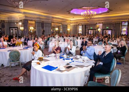 Konferenzteilnehmer sitzen an Tischen Stockfoto
