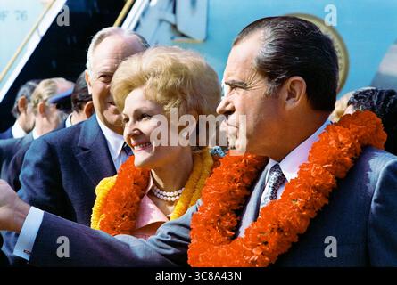 US-Präsident Richard M. Nixon und US First Lady Pat Nixon verlassen das Flugzeug und begrüßen Well-wishers, Marine Corps Air Station, Kaneohe Bay, Hawaii, USA, White House Photo Office, 17. Februar 1972 Stockfoto