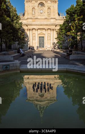 Die atemberaubende Kirche der Sorbonne spiegelt sich in einem ruhigen Brunnen an einem hellen, sonnigen Tag in Paris, Frankreich. Stockfoto