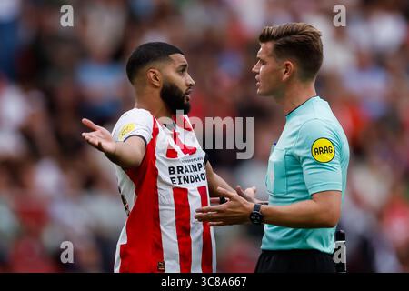 Ismael Saibari von PSV und Schiedsrichter Joey Kooij während des Johan Cruijff Schaal Matches zwischen PSV Eindhoven und Go Ahead Eagles im Philips Stadion am August Stockfoto