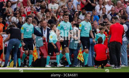 Schiedsrichter Joey Kooij während des Johan Cruijff Schaal Spiels zwischen PSV Eindhoven und Go Ahead Eagles im Philips Stadion am 3. August 2025 in Eindhoven, Stockfoto