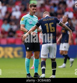Schiedsrichter Joey Kooij und Victor Edvardsen von Go Ahead Eagles während des Johan Cruijff Schaal Spiels zwischen PSV Eindhoven und Go Ahead Eagles bei Philips Stockfoto