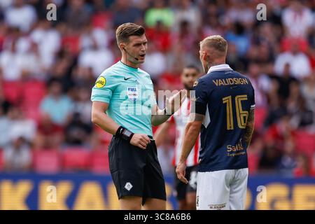 Schiedsrichter Joey Kooij und Victor Edvardsen von Go Ahead Eagles während des Johan Cruijff Schaal Spiels zwischen PSV Eindhoven und Go Ahead Eagles bei Philips Stockfoto