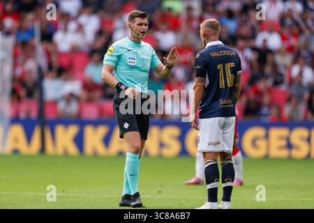 Schiedsrichter Joey Kooij und Victor Edvardsen von Go Ahead Eagles während des Johan Cruijff Schaal Spiels zwischen PSV Eindhoven und Go Ahead Eagles bei Philips Stockfoto