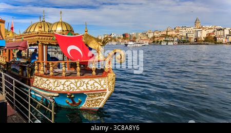 Istanbul, Türkei - 8. November 2023: Kunstvoll dekoriertes Balik-Fisch-Sandwich-Boot mit goldenem Adler-Galionsfigur und türkischer Flagge am Eminonu Pier Stockfoto