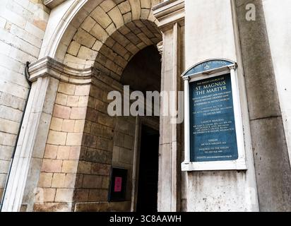 Pfad unter dem Turm zeigt den Eingang zur Kirche St. Magnus The Martyr Church, die von Christopher Wren im 17. Jahrhundert in London England wiederaufgebaut wurde Stockfoto