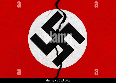 Die Flagge des Reiches des Dritten Riech in deutschland während des Zweiten Weltkriegs in eine zerrissene Mauer. Geopolitisches und historisches Konzept Stockfoto
