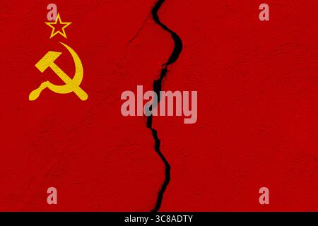 Die Flagge der Union der Sozialistischen Sowjetrepubliken (UdSSR) oder der Sowjetunion in eine zerrissene Mauer. Geopolitisches und historisches Konzept Stockfoto