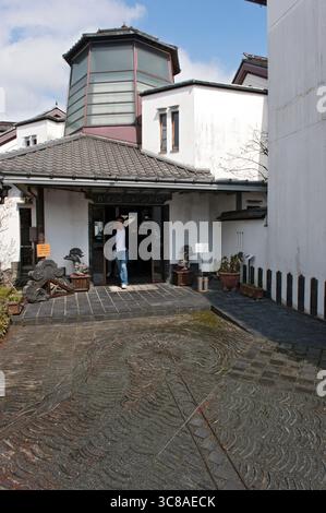 Das Omihachiman City Kawara Museum (近江八幡市立かわらミュージアム), eine einzigartige Ausstellung von „Kawara“ (japanische Porzellan-Dachziegel) in Omihachiman, Shiga, Japan. Stockfoto