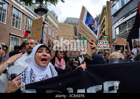 Utrecht, Niederlande, 3. August 2025. Ein Demonstrant singt Pro-Palestine-Parolen. Hunderte marschierten durch das Zentrum Utrechts und protestierten gegen den Hungertod in Gaza und zur Unterstützung der Journalisten, die von Israel angegriffen und während ihrer Arbeit getötet wurden. Quelle: Dimitris Aspiotis/Alamy Live News Stockfoto