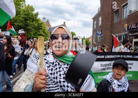 Utrecht, Niederlande, 3. August 2025. Ein Demonstrant singt Pro-Palestine-Parolen, während er einen Topf knallt. Hunderte marschierten durch das Zentrum Utrechts und protestierten gegen den Hungertod in Gaza und zur Unterstützung der Journalisten, die von Israel angegriffen und während ihrer Arbeit getötet wurden. Quelle: Dimitris Aspiotis/Alamy Live News Stockfoto