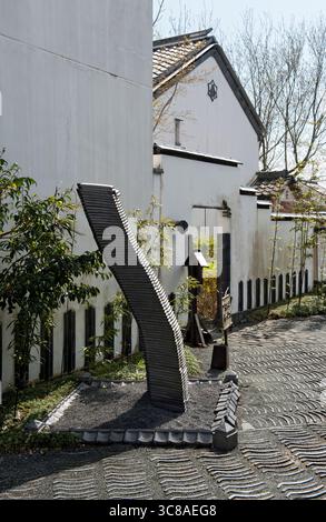 Das Omihachiman City Kawara Museum (近江八幡市立かわらミュージアム), eine einzigartige Ausstellung von „Kawara“ (japanische Porzellan-Dachziegel) in Omihachiman, Shiga, Japan. Stockfoto