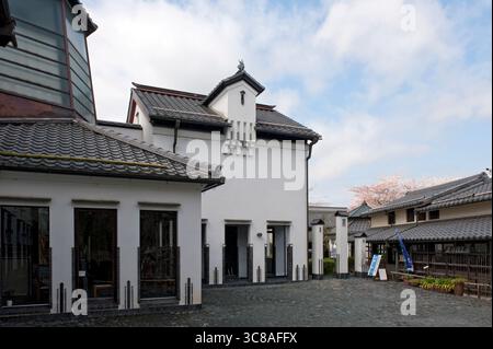 Das Omihachiman City Kawara Museum (近江八幡市立かわらミュージアム), eine einzigartige Ausstellung von „Kawara“ (japanische Porzellan-Dachziegel) in Omihachiman, Shiga, Japan. Stockfoto
