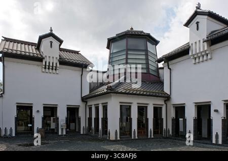 Das Omihachiman City Kawara Museum (近江八幡市立かわらミュージアム), eine einzigartige Ausstellung von „Kawara“ (japanische Porzellan-Dachziegel) in Omihachiman, Shiga, Japan. Stockfoto