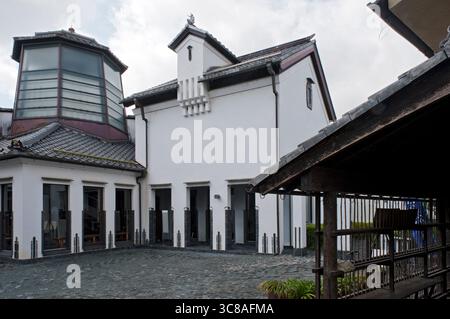 Das Omihachiman City Kawara Museum (近江八幡市立かわらミュージアム), eine einzigartige Ausstellung von „Kawara“ (japanische Porzellan-Dachziegel) in Omihachiman, Shiga, Japan. Stockfoto