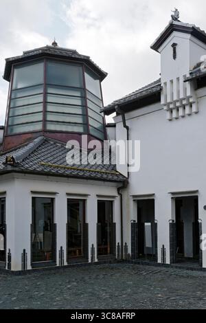 Das Omihachiman City Kawara Museum (近江八幡市立かわらミュージアム), eine einzigartige Ausstellung von „Kawara“ (japanische Porzellan-Dachziegel) in Omihachiman, Shiga, Japan. Stockfoto