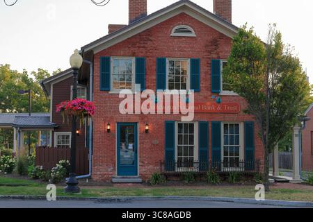 Pittsford, NY, USA - 24. Juli 2025 - Pittsfords Hafenviertel am Schoen Place wird von Spaziergängern, Läufern und Einkäufern genossen. Stockfoto
