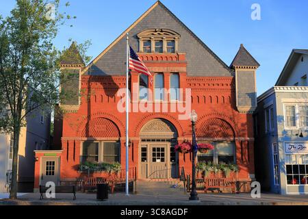 Pittsford, NY, USA - 24. Juli 2025 - Pittsfords Hafenviertel am Schoen Place wird von Spaziergängern, Läufern und Einkäufern genossen. Stockfoto
