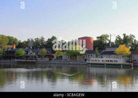Pittsford, NY, USA - 24. Juli 2025 - Pittsfords Hafenviertel am Schoen Place wird von Spaziergängern, Läufern und Einkäufern genossen. Stockfoto