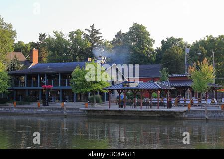 Pittsford, NY, USA - 24. Juli 2025 - Pittsfords Hafenviertel am Schoen Place wird von Spaziergängern, Läufern und Einkäufern genossen. Stockfoto