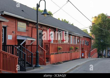 Pittsford, NY, USA - 24. Juli 2025 - Pittsfords Hafenviertel am Schoen Place wird von Spaziergängern, Läufern und Einkäufern genossen. Stockfoto