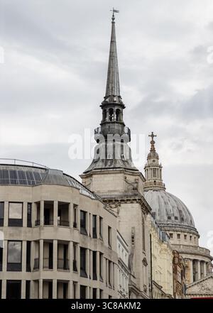 London, Großbritannien - 27. Juli 2025 - der Turm der St. Martin-Inside-Ludgate Church und die unverwechselbare Kuppel der St. Paul's Cathedral von der Lower Fleet aus gesehen Stockfoto
