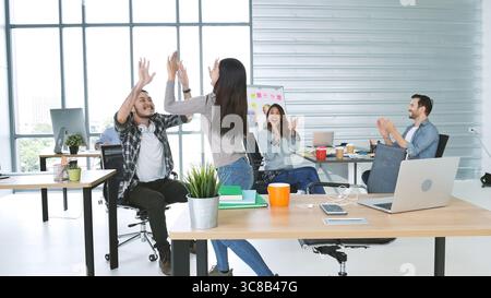 Teamwork im Büro feiern Arbeitsfreude glückliche Geschäftsleute tanzen gemeinsam im Büro nach der Arbeit im Konferenzraum. Taucher Stockfoto