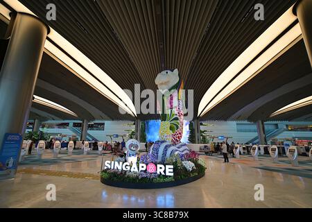 Das Merlion, offizielles Maskottchen Singapurs, wird in der Abflughalle des Flughafens Changi in Terminal 2 ausgestellt, während sich das Land zu seinem 60. Geburtstag verkleidet Stockfoto