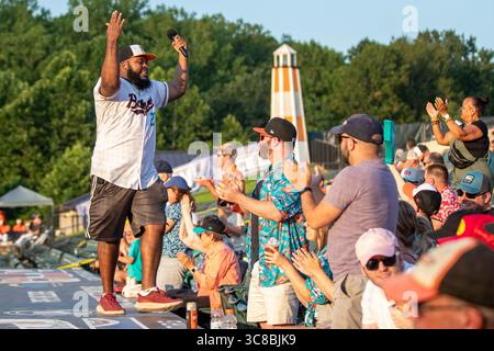 Bowie, MD: Die Fans von Chesapeake Baysox sind begeistert, als das Team am Samstag, den 2. August 2025 im Prince George’s Stadium im ersten Spiel gegen die New Hampshire Fisher Cats das Spiel am Ende des siebten Inning erreicht. (Bob Blakley/Bild des Sports) Stockfoto