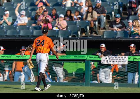 Bowie, MD: Die Fans applaudieren Chesapeake Baysox Starting Pitcher Nestor German (24), als er das Spiel während des sechsten Inning von Spiel 1 eines MiLB-Doppelkopfs gegen die New Hampshire Fisher Cats am Samstag, den 2. August 2025 im Prince George’s Stadium verlässt. (Bob Blakley/Bild des Sports) Stockfoto