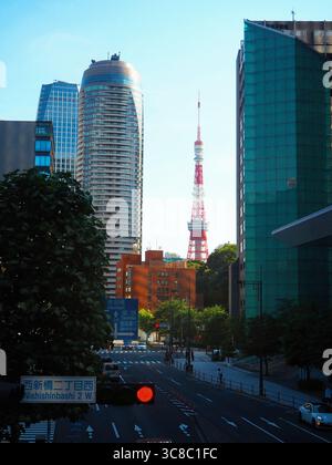 Blick auf den Tokyo Tower von Toranomon mit moderner Stadtlandschaft und Wolkenkratzern im Sommer, Japan Stockfoto