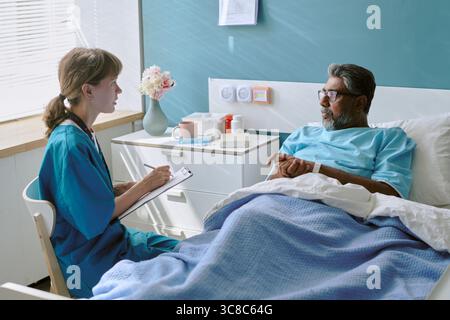 Kaukasische Ärztin Mittleren Alters Beratender Senior Männlicher Patient Stockfoto