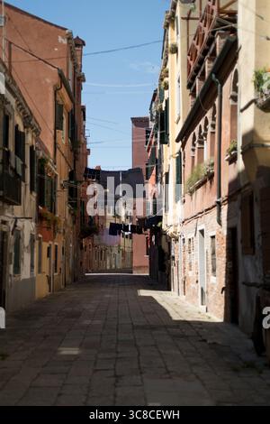 Wäscherei hängt über einer ruhigen venezianischen Gasse Stockfoto