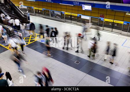 TAIPEH, TAIWAN - 14. JUNI 2024: Städtische U-Bahn-Pendeln und tägliche Transit-Bewegung Stockfoto
