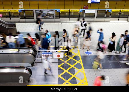 TAIPEH, TAIWAN - 14. JUNI 2024: Städtische U-Bahn-Pendeln und tägliche Transit-Bewegung Stockfoto