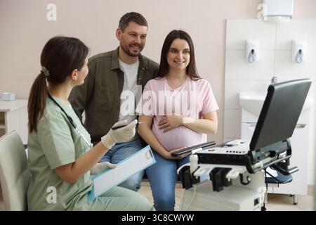 Schwangere Paare bei pränataler Ultraschalluntersuchung in der Klinik Stockfoto