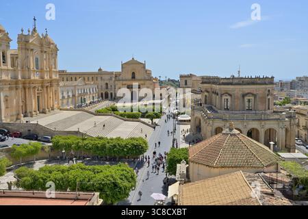 Noto, Sizilien, Italien - 4. Mai 2025 - Hochwinkelblick von Chiesa di San Carlo Borromeo zum Corso Vittorio Emanuele und typischen barocken Gebäuden. Stockfoto