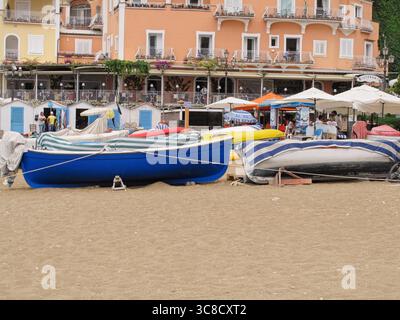 Fischerboote am Strand Stockfoto