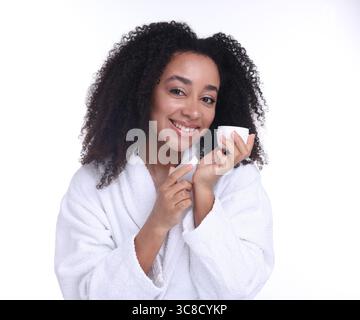 Schöne brasilianische Frau mit einem Glas Kollagencreme auf weißem Hintergrund Stockfoto