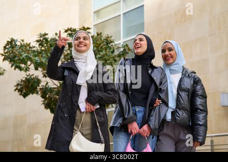 Junge muslimische Freunde hängen zusammen Stockfoto