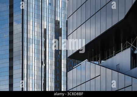 Berlin, Deutschland. August 2025. Der Neubau (r) und der zweite Flügel des Gebäudes (l) als Hauptsitz des Axel Springer Verlags sind vollverglast. In den Hochhäusern Friedrichstadt in Kreuzberg und Mitte befinden sich die Redaktionsbüros der Welt und der Welt am Sonntag sowie der BZ Berlin und die Landesausgabe Bild. Quelle: Soeren Stache/dpa/Alamy Live News Stockfoto